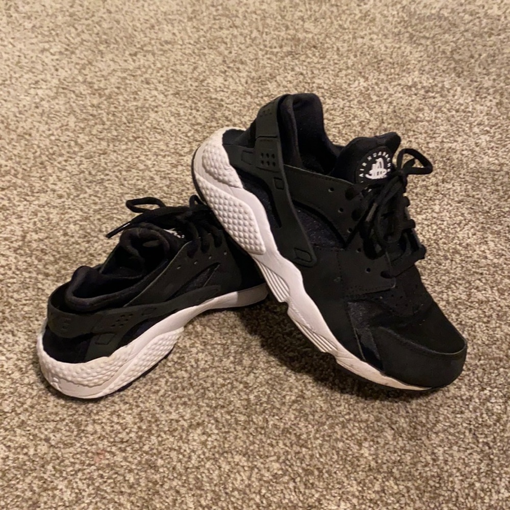 Women’s Nike Huarache size 9